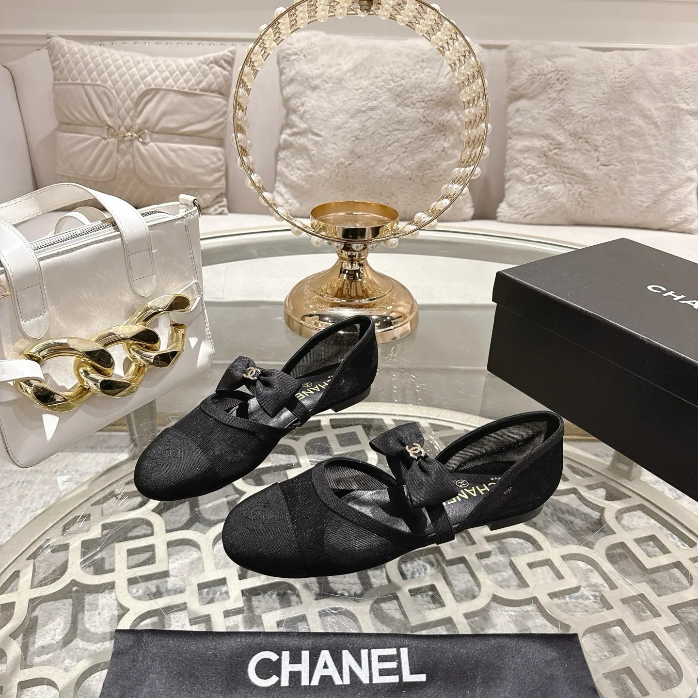 👟👟Ex-factory price 540👟👟 Mesh [purchase-level quality] CHANEL Xiaoxiang 25/A new summer bow-tie shoes 💃 This pair of loafers is really breathtakingly beautiful! Made of cowhide fabric + imported mesh, every detail exudes a sense of high-end ~ classic bow design, Italian genuine leather sole, comfortable and classy on the feet, a perfect must-have for fairies!  🌟 All counters are from the same source! All materials are customized according to the original 1:1, and are developed and patterned from genuine products. The quality is absolutely assured ~ a classic that must be bought every year, a versatile artifact that looks great whether paired with skirts or jeans!  💖 The perfect finishing touch for summer outfits, sisters, just do it! 👉 Fabric: Imported sheepskin Lining: Imported sheepskin Outsole: Private molded outsole Code number: 35-40 (41 customized, non-refundable) Mesh surface